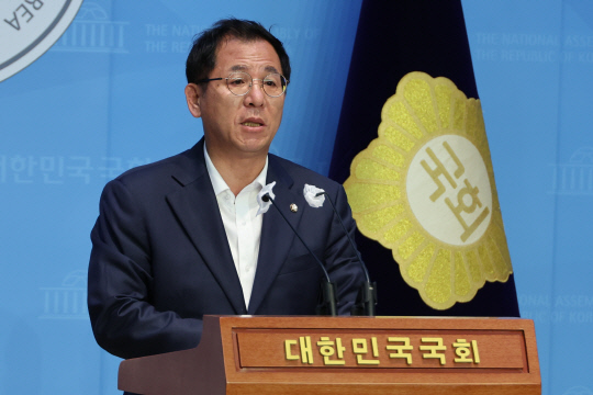 국민의힘 미디어특별위원회 이상휘 위원장이 지난 6월16일 서울 여의도 국회 소통관에서 더불어민주당이 당론으로 발의한 '방통위법(방송통신위원회의 설치 및 운영에 관한 법률) 개정안'과  관련해 기자회견을 하고 있다. 이 위원장은 "민주당이 2인 체제의 합법성을 인정함으로써 그간 방통위원장 탄핵 사유로 주장하던 중요한 법리 중 하나를 스스로 허물었다"고 말했다.<연합뉴스 사진>